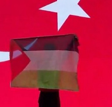 Milli sporcu kürsüde Filistin bayrağı açtı