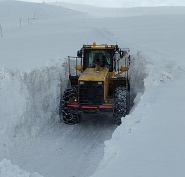 Hakkari'de kar nedeniyle kapanan üs bölgesinin yolu bir haftada açıldı