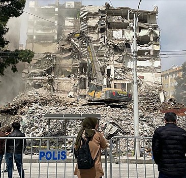 Şanlıurfa'da hasarlı binaların yıkımı sürüyor