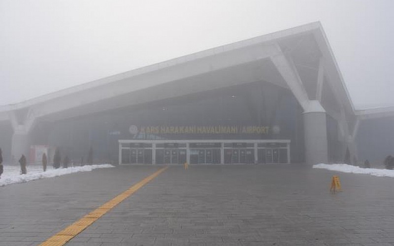Kars'ta sis uçak seferlerini aksattı