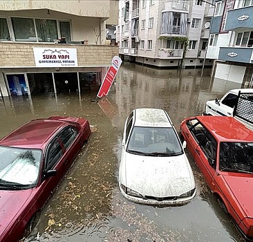 Aydın'da sağanak nedeniyle bazı ev ve iş yerlerini su bastı