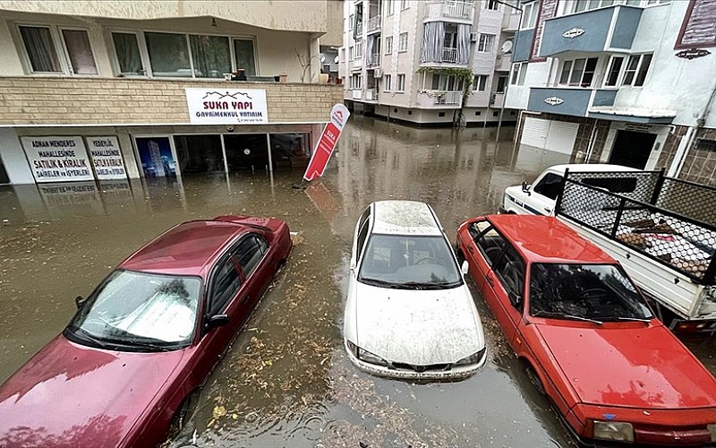 Aydın'da sağanak nedeniyle bazı ev ve iş yerlerini su bastı