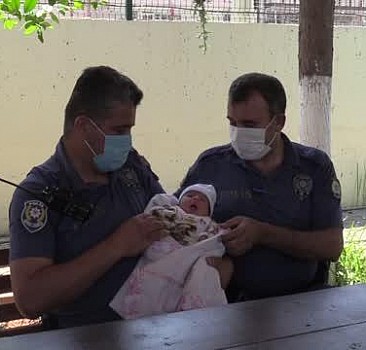Adana'da iş yeri önünde bebek bulundu