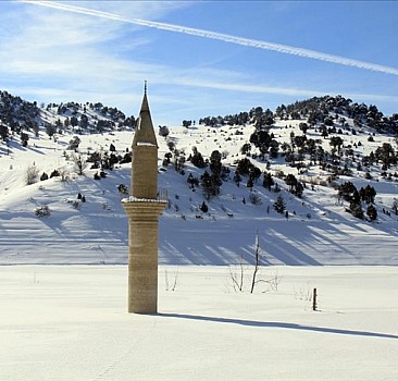Sivas'ta Pusat-Özen Barajı'nın yüzeyi buz tuttu