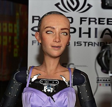 Nurgül Yeşilçay, robot Sophia'yı taklit etti