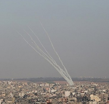 Gazze'den atılan roketler İsrail'de 6 kişiyi yaraladı