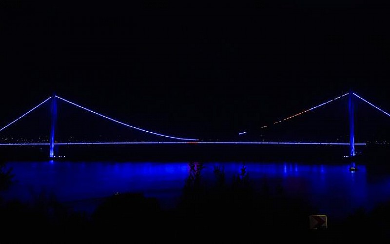 Yavuz Sultan Selim Köprüsü maviye büründü
