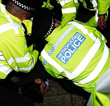 Londra'da 'Sarah Everard protestosu'nda en az iki kişi gözaltına alındı