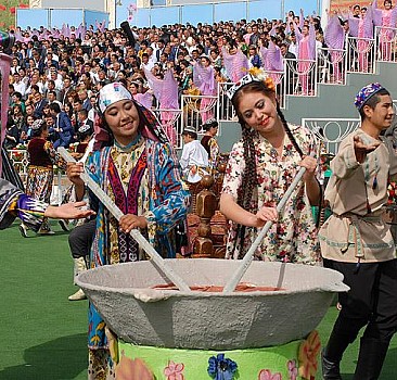 Özbekistan'ın meşhur  "sümelek" tatlısı geleneği asırlardır sürüyor