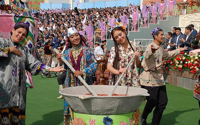 Özbekistan'ın meşhur  "sümelek" tatlısı geleneği asırlardır sürüyor