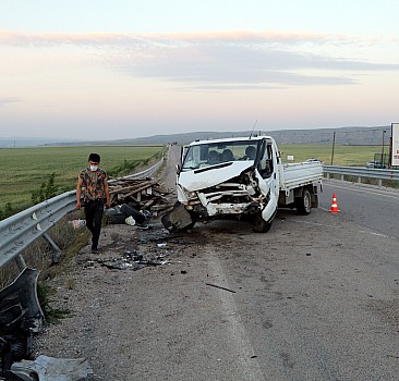 Çankırı'da kamyonetle otomobilin çarpıştığı kazada 5 kişi yaralandı