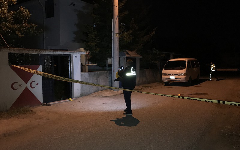 Sakarya'da akrabalar arasında çıkan bıçaklı baltalı kavgada 3 kişi yaralandı