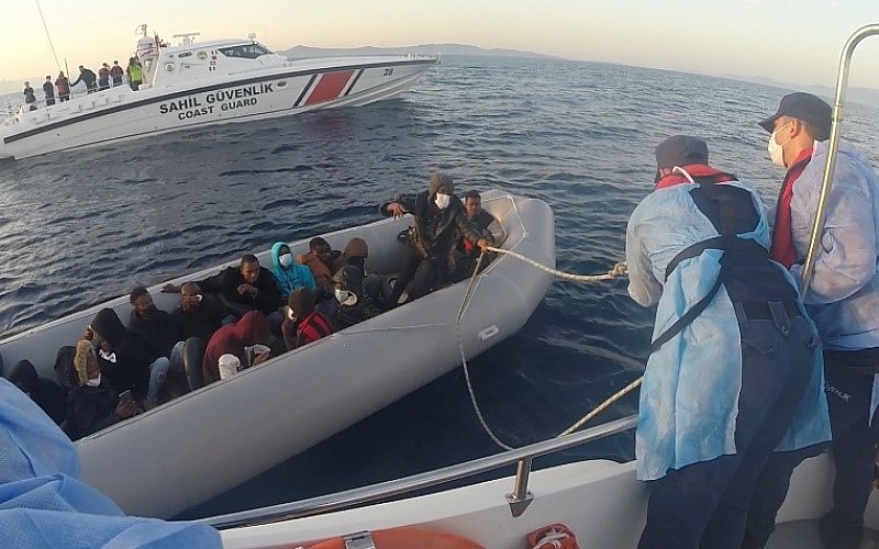 İzmir'de Türk kara sularına itilen 21 sığınmacı kurtarıldı