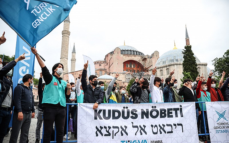 TÜGVA, sabah namazının ardından Ayasofya-i Kebir Camii önünde İstanbul'un fethi programı düzenledi