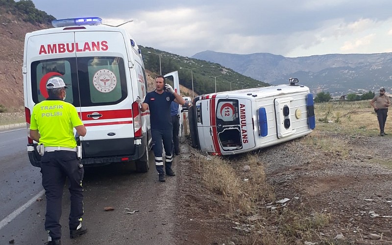 Denizli'de hasta taşıyan ambulans devrildi: 4 yaralı