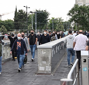 İstanbul'da sokağa çıkma kısıtlamasının sona ermesiyle trafik yoğunluğu arttı