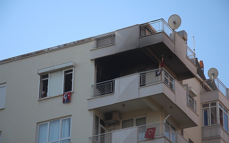 Antalya'da apartman dairesinde çıkan yangın hasara yol açtı
