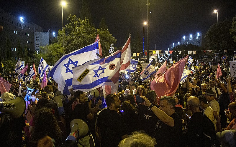 Netanyahu karşıtları, koalisyon hükümetinin Meclis'te güven oyu almasıyla İsrail meclisi önünde kutlama yaptı