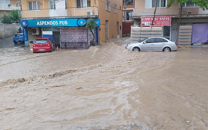 İzmir'de sağanak su baskınlarına neden oldu