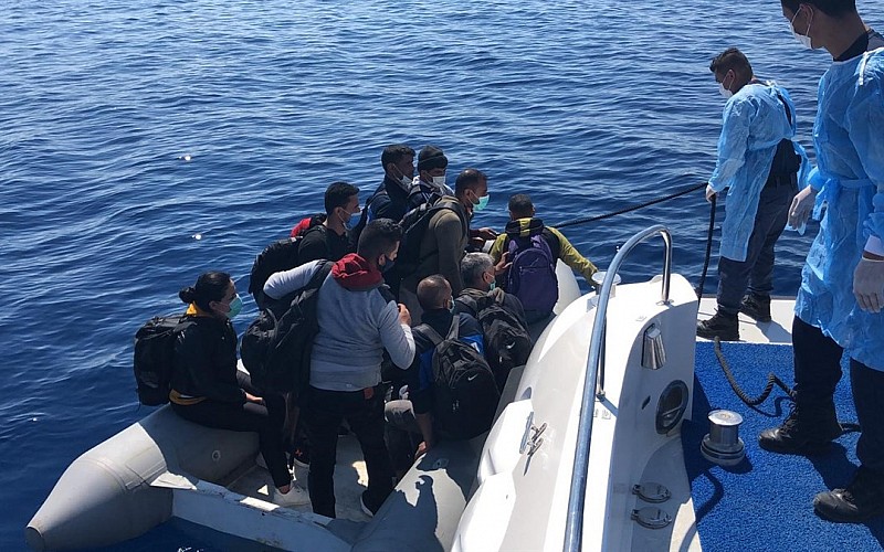 İzmir açıklarında Türk kara sularına itilen 55 sığınmacı kurtarıldı