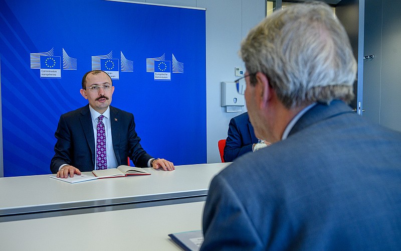 Ticaret Bakanı Muş, AB Komisyonu Kıdemli Başkan Yardımcısı Dombrovskis ile görüştü