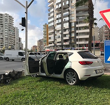 Adana'da otomobil sinyalizasyon direğine çarptı: 4 yaralı