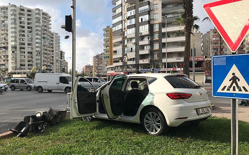 Adana'da otomobil sinyalizasyon direğine çarptı: 4 yaralı