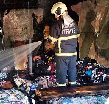 Adana'da yangın çıkan evlerinde mahsur kalan anne ve 2 çocuğunu itfaiye ekibi kurtardı