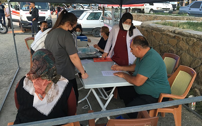 Niğde Belediyesince düzenlenen konserde vatandaşlara Kovid-19 aşısı yapıldı