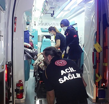 Adana'da kazada otomobilde sıkışan sürücü ile hamile eşi itfaiye ekiplerince kurtarıldı