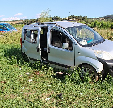 Çanakkale'de hafif ticari araç yol kenarına devrildi: 1 ölü, 2 yaralı
