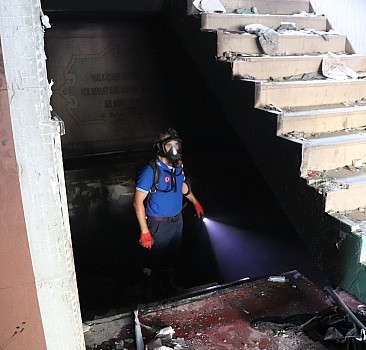 Siirt'te yangın çıkan binada yakalanan 2 kişi hırsızlık yaptıkları iddiasıyla gözaltına alındı