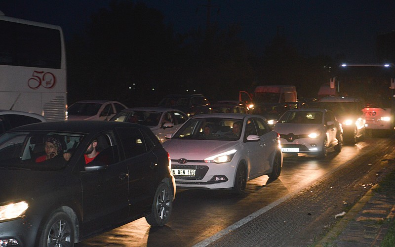 Afyonkarahisar'da Kurban Bayramı tatili dönüşü dolayısıyla trafik yoğunluğu yaşanıyor