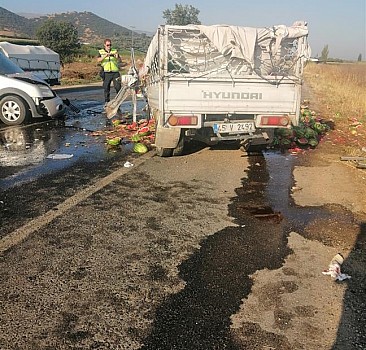 İzmir'de kamyonet ile hafif ticari araç çarpıştı: 4 yaralı