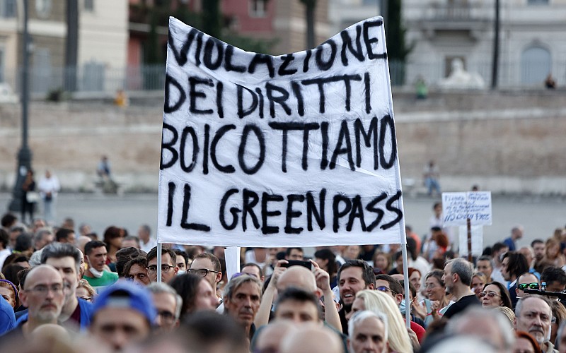 İtalya'da Kovid-19 önlemleri çerçevesinde çıkarılan "Yeşil Geçiş" belgesine yönelik protestolar sürüyor
