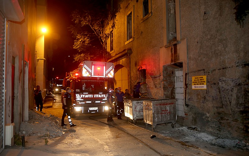 GÜNCELLEME - Fatih'te 3 katlı metruk binanın bir kısmı çöktü