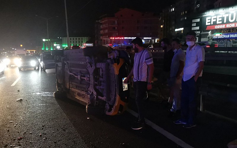 Kocaeli'de 3 ticari taksinin karıştığı zincirleme trafik kazasında bir kişi yaralandı