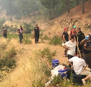 Manavgat'ta yangının mahallelerine sıçramaması için çiftçiler de çalışmalara destek verdi