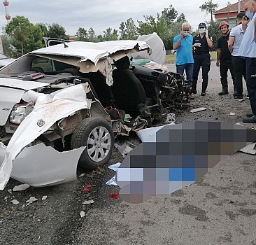 Samsun'da otomobil aydınlatma direğine çarptı:1 ölü, 2 yaralı