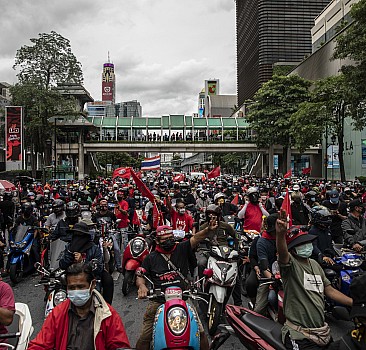Tayland'da polis, hükümet karşıtı protestolarda göstericilere müdahale etti