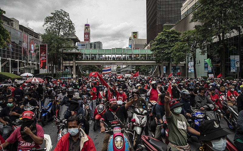Tayland'da polis, hükümet karşıtı protestolarda göstericilere müdahale etti