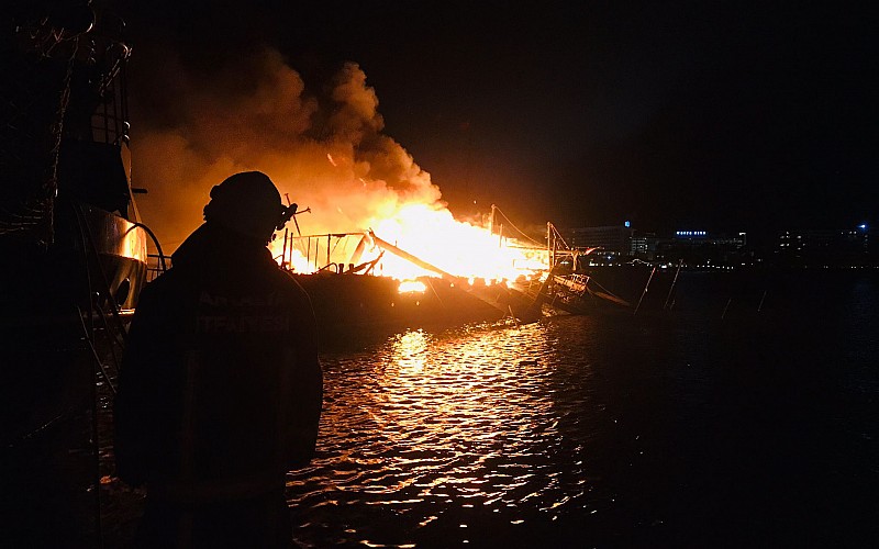 Alanya'da tur teknelerinde yangın çıktı