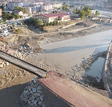 Türk Silahlı Kuvvetlerinin "Hafif Alaşımlı Sabit Köprü"sü sel felaketinin yaşandığı Ayancık Deresi'ne kuruldu