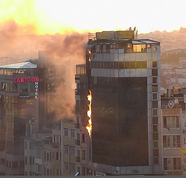 Taksim'de 6 katlı binada çıkan yangına müdahale ediliyor
