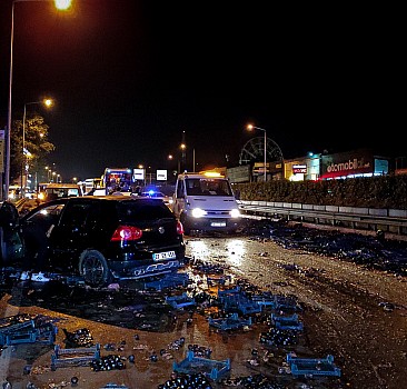 Bursa'da incir yüklü kamyonet ile otomobilin çarpışması sonucu iki kişi yaralandı