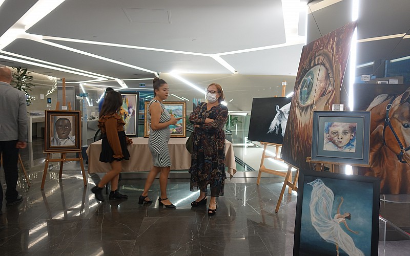 Geliri selden etkilenenlere bağışlanacak Bi-re-y resim sergisi Liv Hospital Vadi İstanbul'da düzenlendi