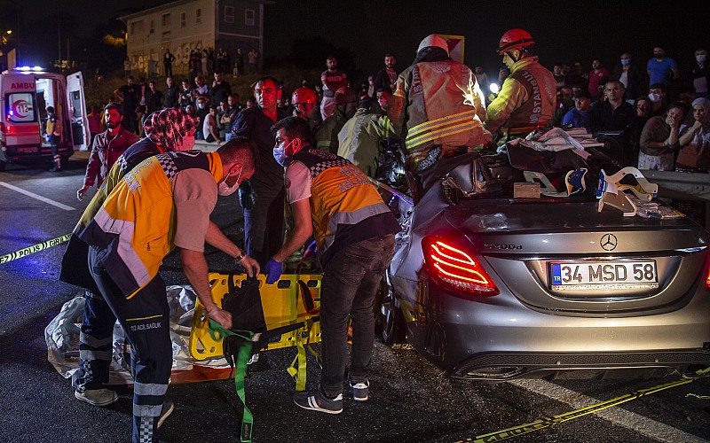 İstanbul'da meydana gelen trafik kazasında 3 kişi yaşamını yitirdi, 3 kişi yaralandı