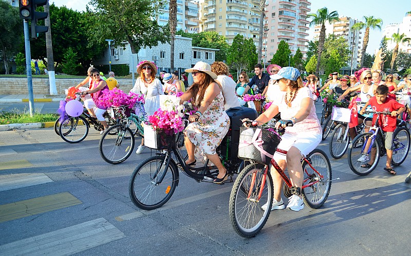 Adana, Mersin ve Hatay'da "Süslü Kadınlar Bisiklet Turu" düzenlendi