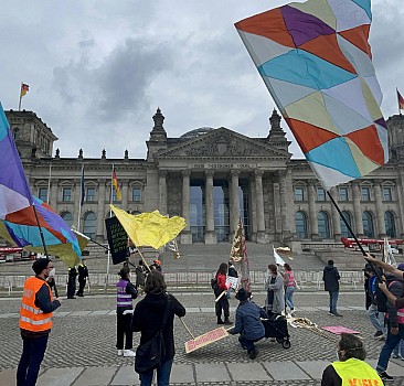 Almanya'da 18 yaş üstü herkesin genel seçimde oy kullanabilmesi için gösteri yapıldı
