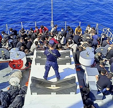 İzmir'de yelkenli teknede 87 düzensiz göçmen yakalandı